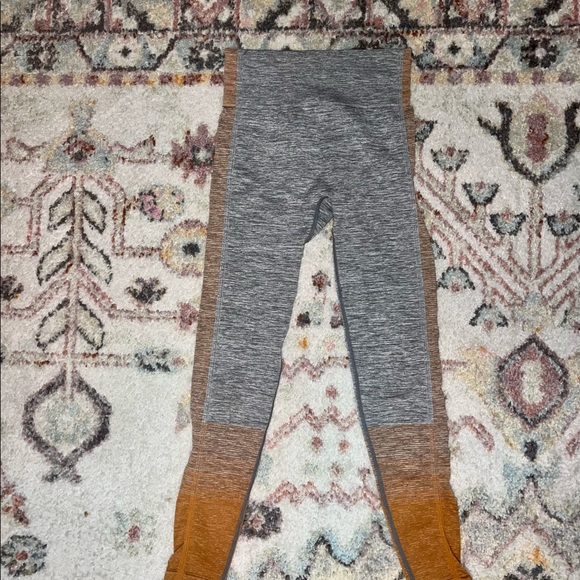 Athletic seamless workout set (no brand)- small - Picture 3 of 4